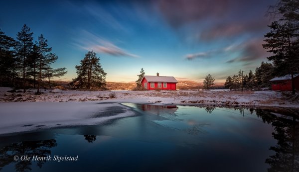 Домик у озера зима