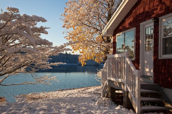 Дом у озера зима