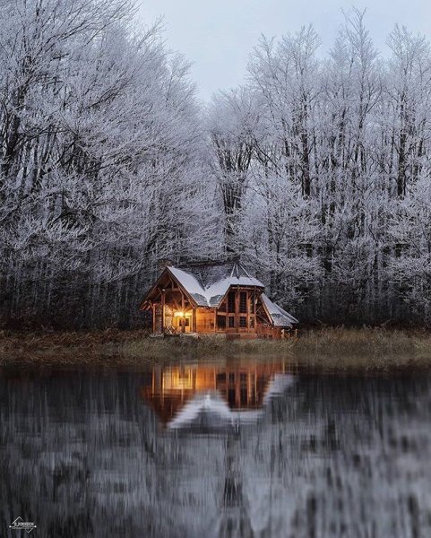 Домик у озера зима