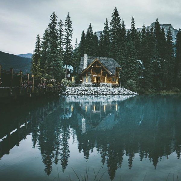 Дом в лесу у озера