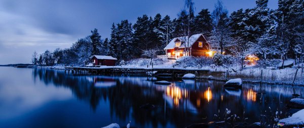 Коттедж ночью зимой