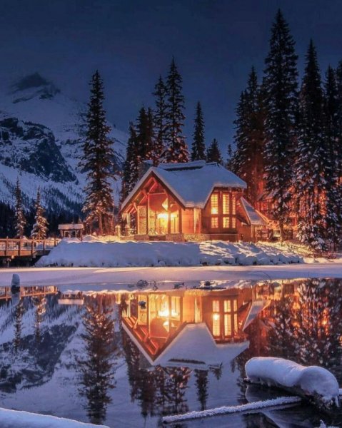 Красивый зимний домик