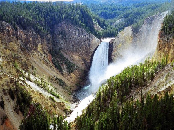 Парк заповедник Yellowstone водопад