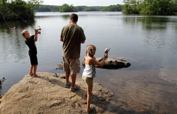 Дети на озере