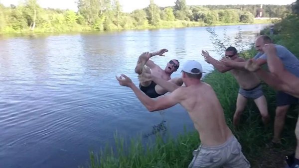 Парни на озере