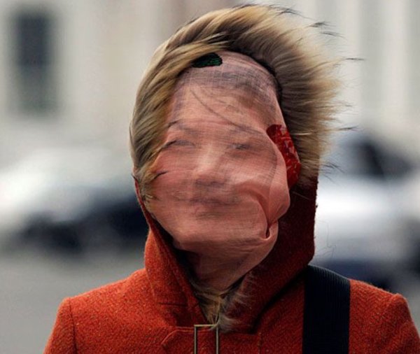 Девочку сдувает ветром