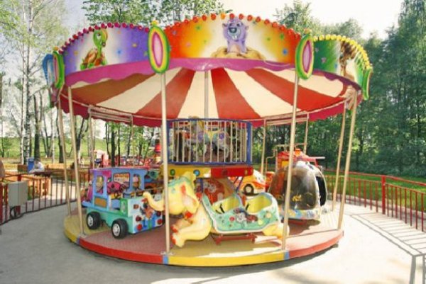 Детские карусели в парке