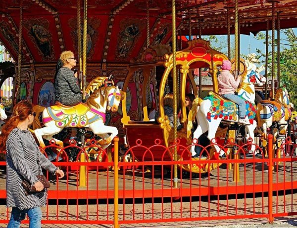 Карусель в Чехове в парке