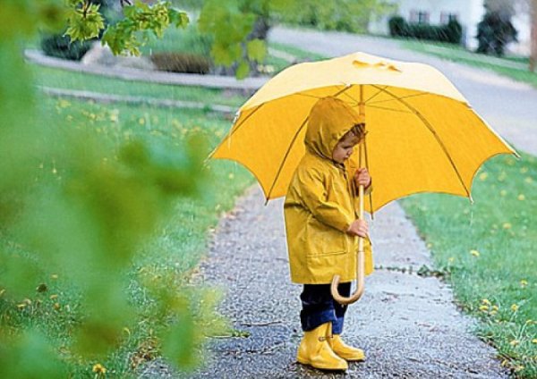 Мальчик под зонтом