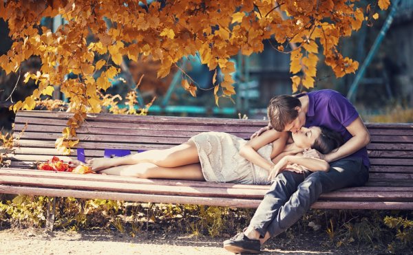 Пара на скамейке