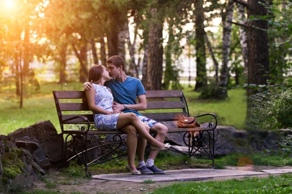 Пара на скамейке