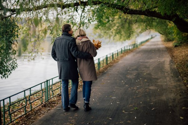 Влюбленная пара на прогулке