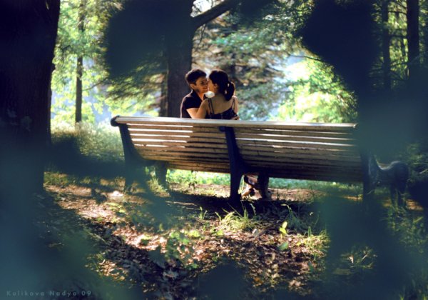 Влюбленные в парке на лавочке