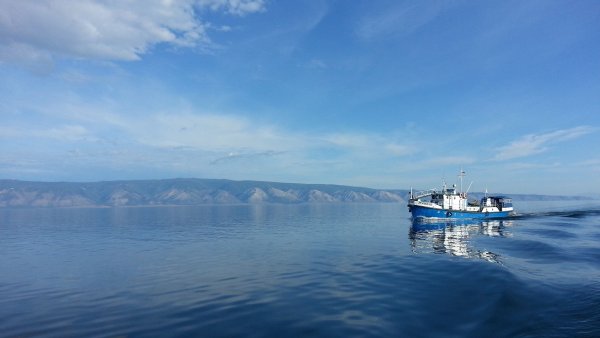 Водная гладь озеро Байкал