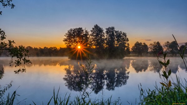 Рассвет над озером