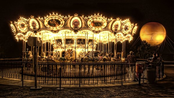 Парк развлечений ночью