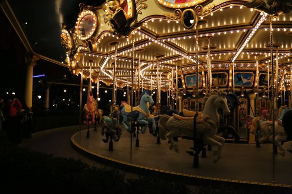 Аттракционы ночью