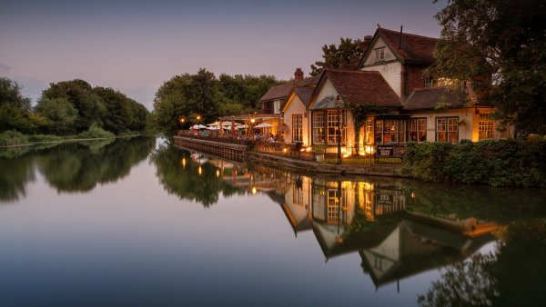 Дом у реки (River Cottage)