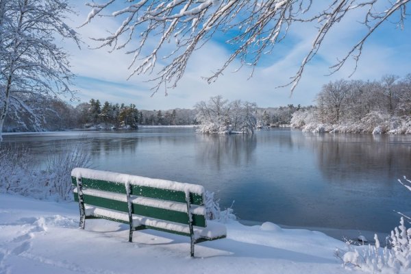 Озеро зимой