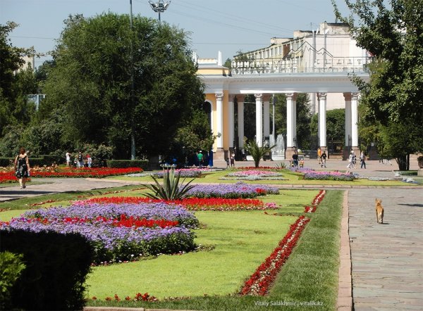 Центральный парк Горького в Алматы
