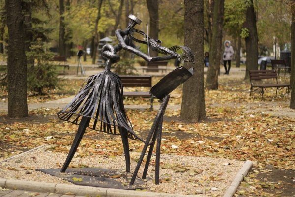 Парк кованных фигур в Донецке