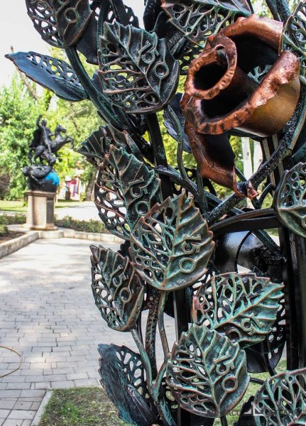 Парк кованных фигур в Донецке