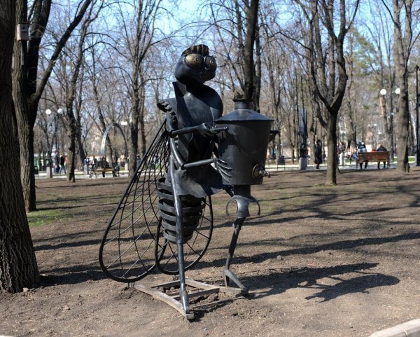 Памятник мухе Цокотухе в Донецке