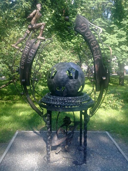 Парк кованых фигур Донецк розы