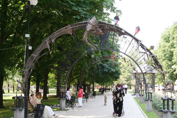 Донецк администрация города парк кованых фигур