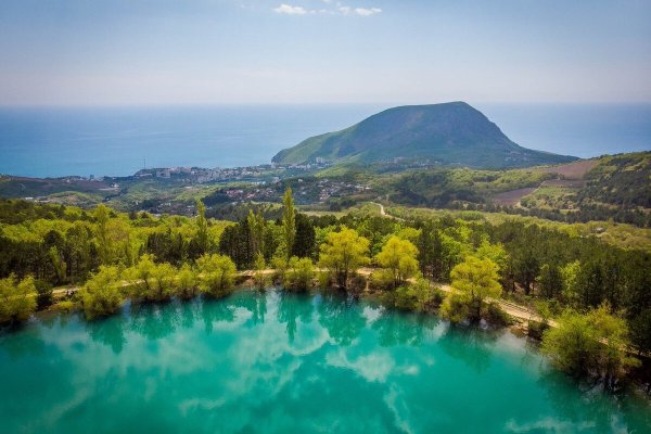 Бирюзовое озеро в Крыму Алушта