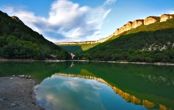 Мангупское озеро в Крыму