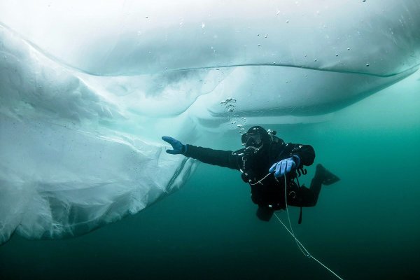 Озеро Байкал подо льдом