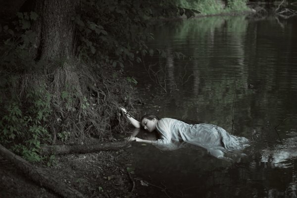 Фотосессия в озере мрачная