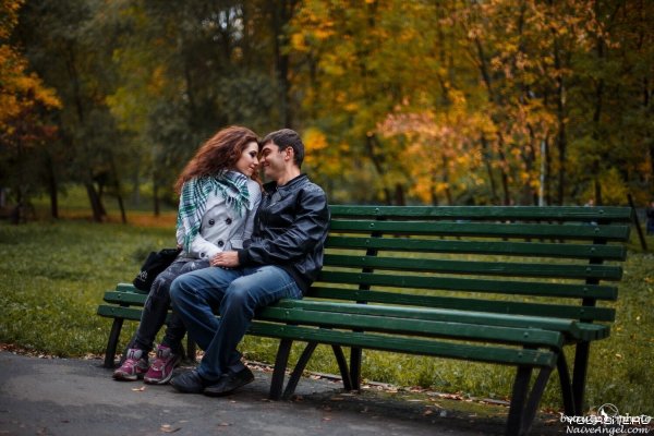 Пара на скамейке в парке