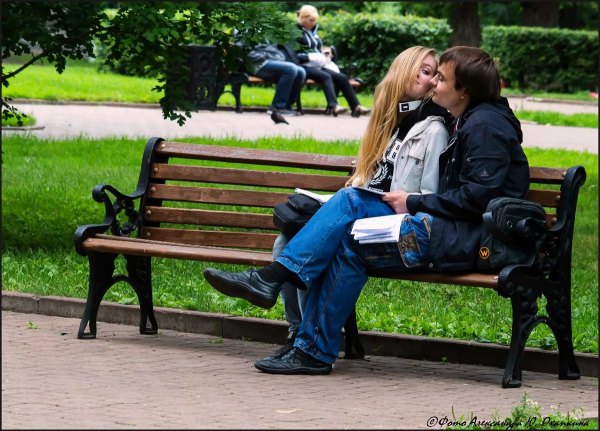 Парень и девушка на скамейке