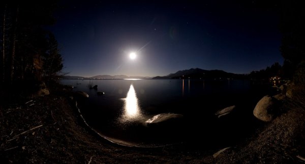 Луна и озеро