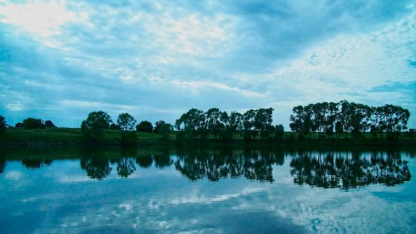 Зеркальная гладь озера