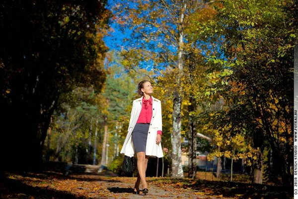 Женщина гуляет в парке