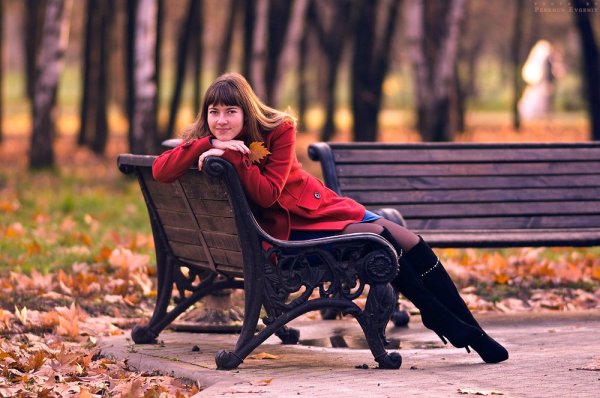 Синицкая Анна в парке на скамейке