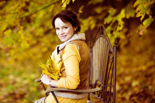 Женщина в парке осенью