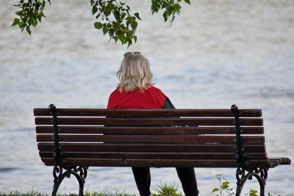 Женщина на скамейке