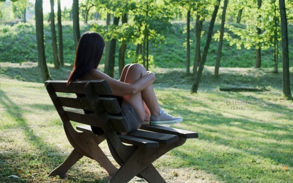 Девушка на скамейке в парке