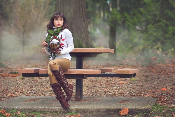 Девушка сидит на скамейке