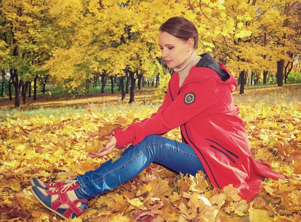 Девушка в парке осенью