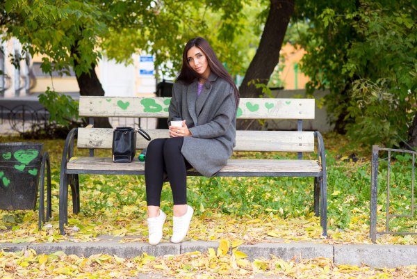 Девушка сидит на лавочке