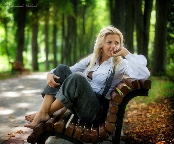 Блондинка в парке