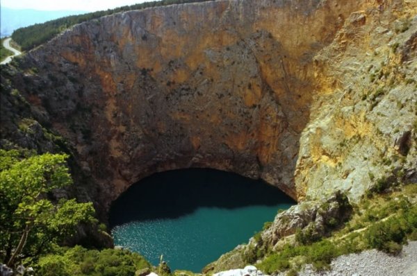 Красное озеро карстовая воронка