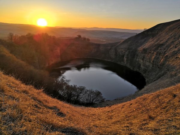 Карстовая воронка Шадхурей