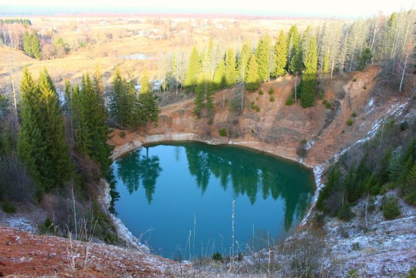 Карстовое озеро морской глаз