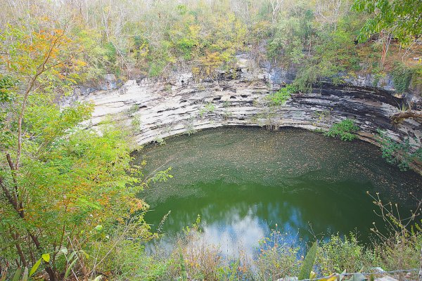 Карстовое голубое озеро Крым